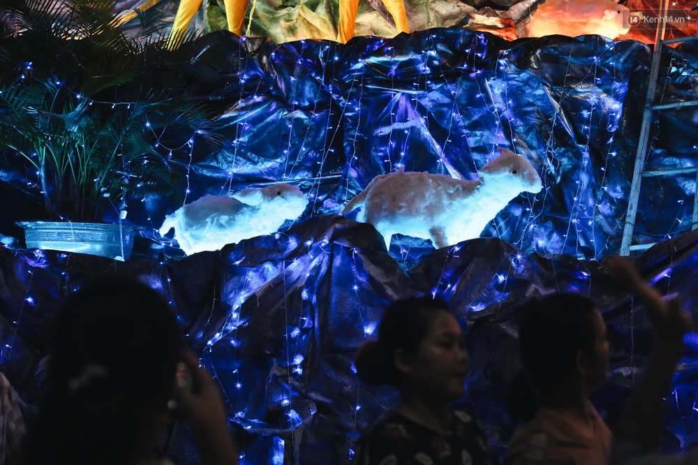 Người Sài Gòn háo hức đổ về xóm đạo có hang đá chuyển động đẹp nhất Gò Vấp để vui chơi Noel - Ảnh 10.