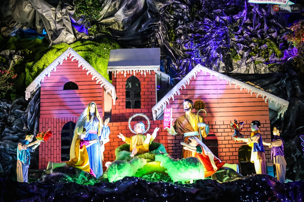 Người Sài Gòn háo hức đổ về xóm đạo có hang đá chuyển động đẹp nhất Gò Vấp để vui chơi Noel - Ảnh 4.