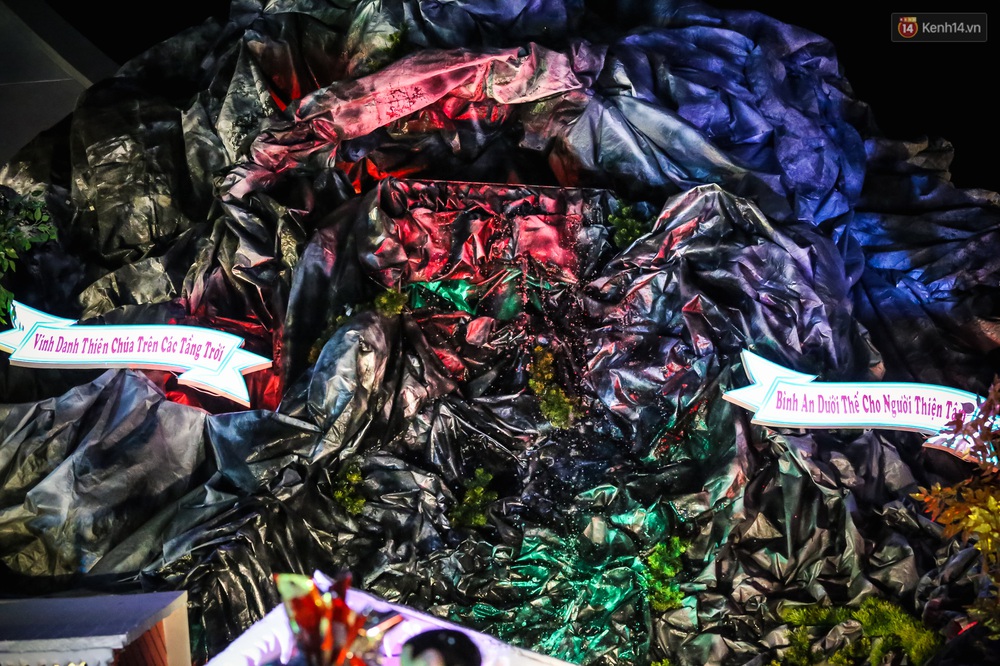 Người Sài Gòn háo hức đổ về xóm đạo có hang đá chuyển động đẹp nhất Gò Vấp để vui chơi Noel - Ảnh 6.