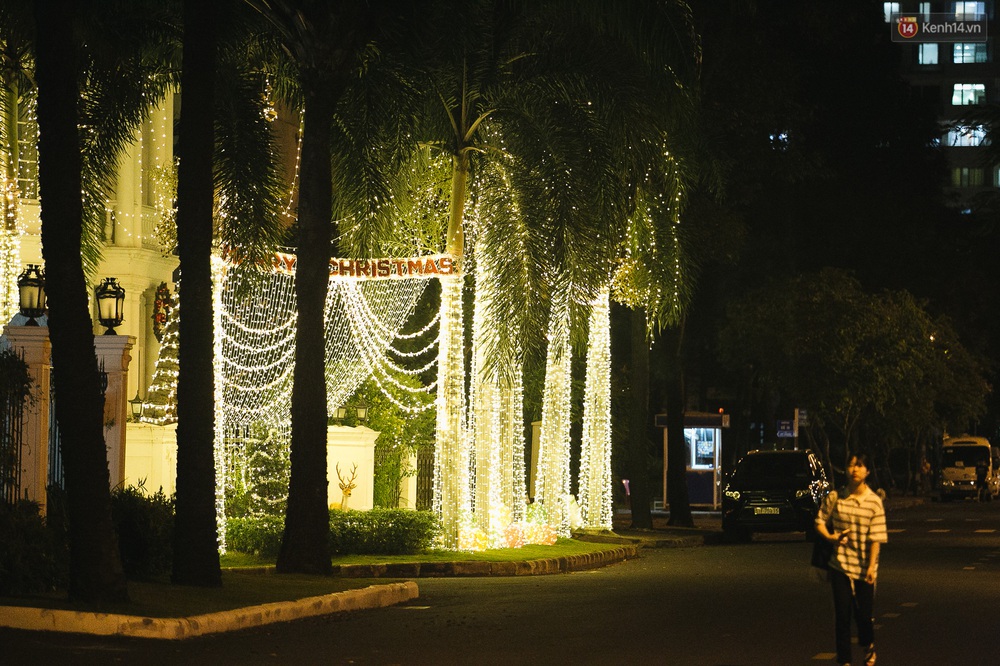 Những biệt thự triệu đô tại phố nhà giàu Sài Gòn trang hoàng Giáng sinh lộng lẫy như "lâu đài", nhiều người choáng ngợp về độ hoành tráng (+video) Img1096-1576570455726900604812