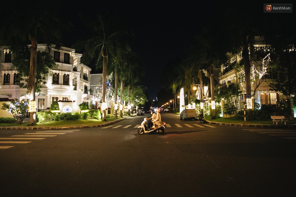 Những biệt thự triệu đô tại phố nhà giàu Sài Gòn trang hoàng Giáng sinh lộng lẫy như "lâu đài", nhiều người choáng ngợp về độ hoành tráng (+video) Img1121-1576570455741176625301