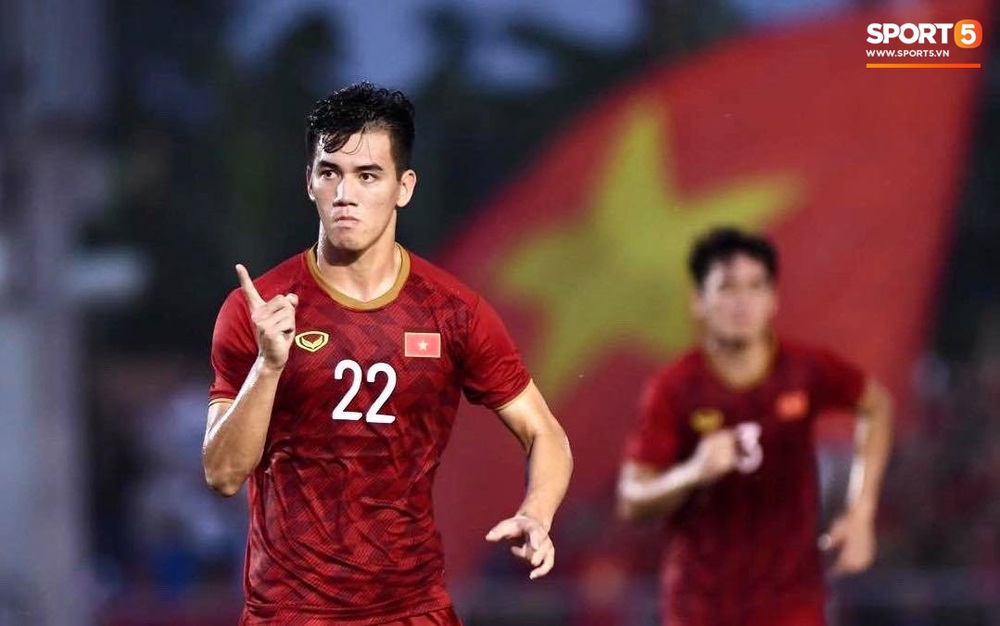 U22 Việt Nam ăn mừng đầy cảm xúc sau bàn thắng gỡ hòa 2-2 của Tiến Linh vào lưới U22 Thái Lan - Ảnh 9.