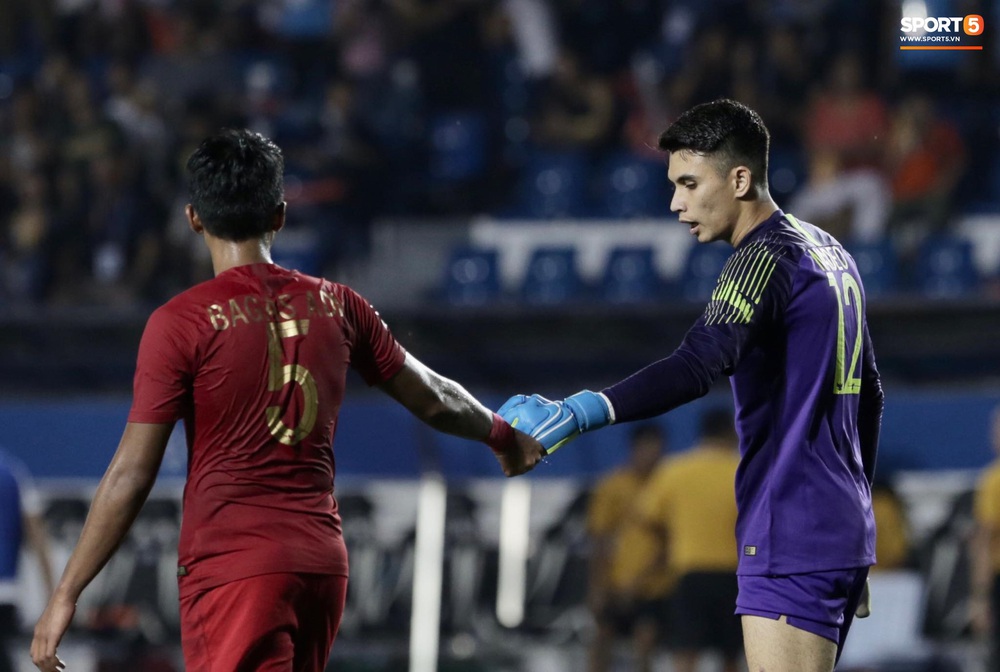 Mắc sai lầm ngớ ngẩn, thủ thành đẹp trai của U22 Indonesia suýt biếu cho tấm vé vào chung kết SEA Games 30 cho đối thủ - Ảnh 8.