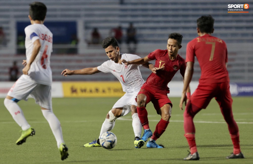 Mắc sai lầm ngớ ngẩn, thủ thành đẹp trai của U22 Indonesia suýt biếu cho tấm vé vào chung kết SEA Games 30 cho đối thủ - Ảnh 12.