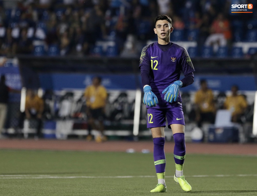 Mắc sai lầm ngớ ngẩn, thủ thành đẹp trai của U22 Indonesia suýt biếu cho tấm vé vào chung kết SEA Games 30 cho đối thủ - Ảnh 9.