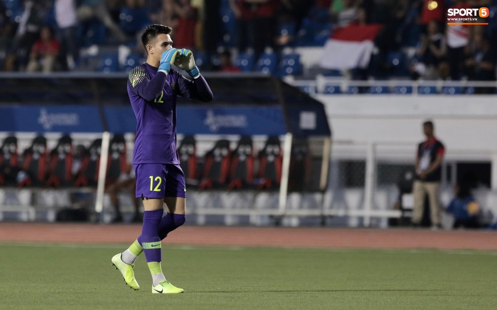 Mắc sai lầm ngớ ngẩn, thủ thành đẹp trai của U22 Indonesia suýt biếu cho tấm vé vào chung kết SEA Games 30 cho đối thủ - Ảnh 2.