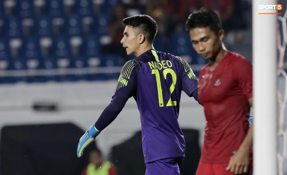 Mắc sai lầm ngớ ngẩn, thủ thành đẹp trai của U22 Indonesia suýt biếu cho tấm vé vào chung kết SEA Games 30 cho đối thủ - Ảnh 7.