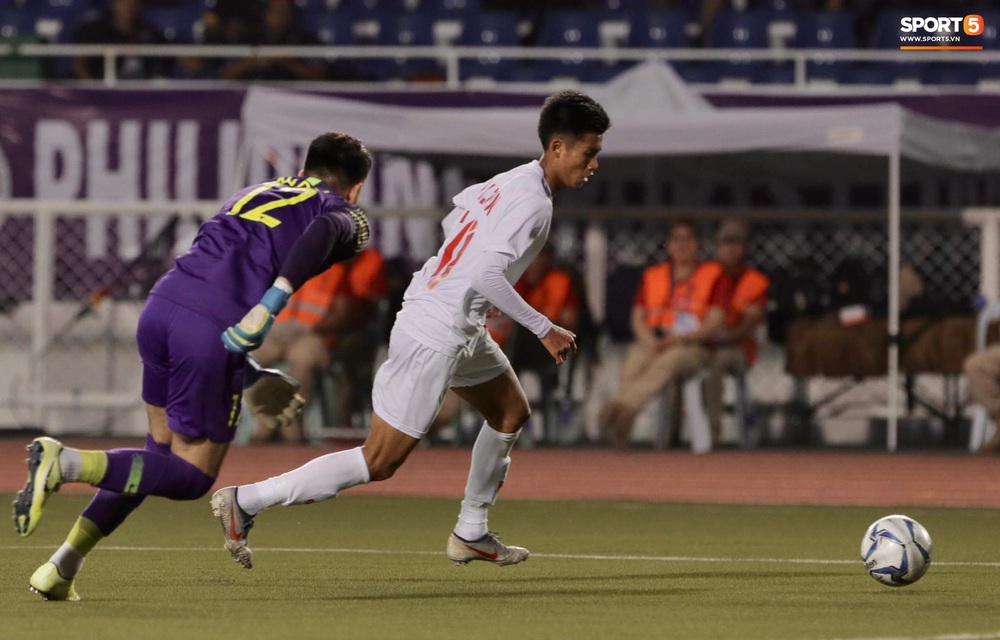 Mắc sai lầm ngớ ngẩn, thủ thành đẹp trai của U22 Indonesia suýt biếu cho tấm vé vào chung kết SEA Games 30 cho đối thủ - Ảnh 4.
