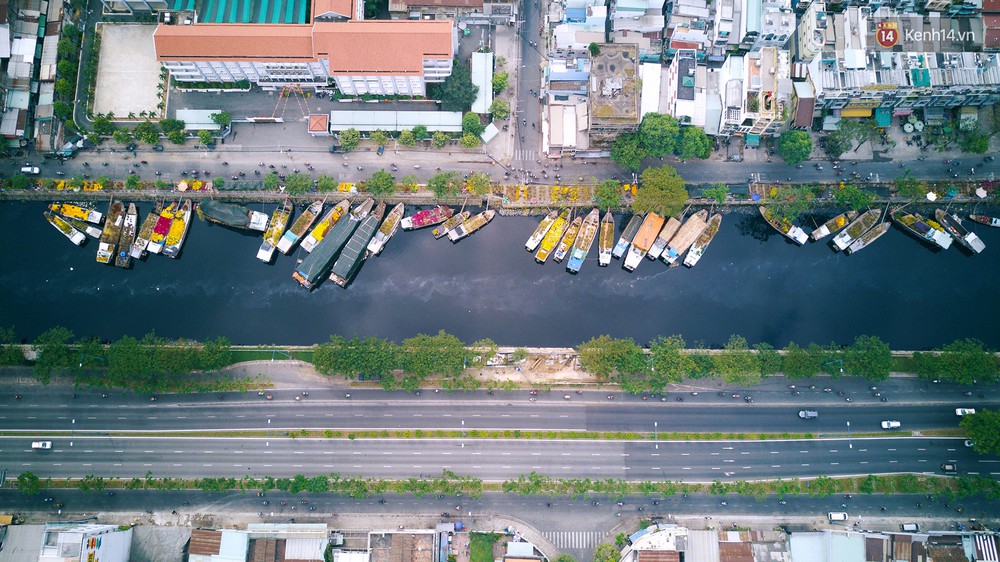 Chùm ảnh: Những chiếc thuyền đầy ắp hoa xuân cập bến ở Sài Gòn qua góc nhìn xinh xắn từ flycam - Ảnh 1.