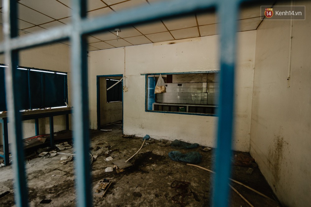 Khung cảnh rợn người bên trong trường học 40 năm tuổi bị bỏ hoang tại Sài Gòn - Ảnh 5.