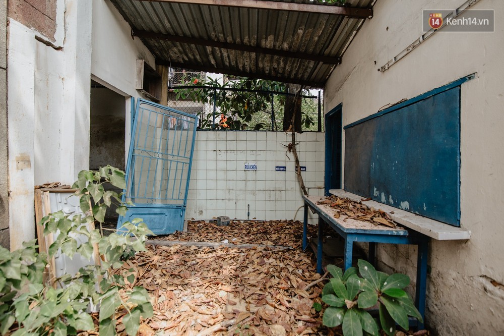 Khung cảnh rợn người bên trong trường học 40 năm tuổi bị bỏ hoang tại Sài Gòn - Ảnh 6.