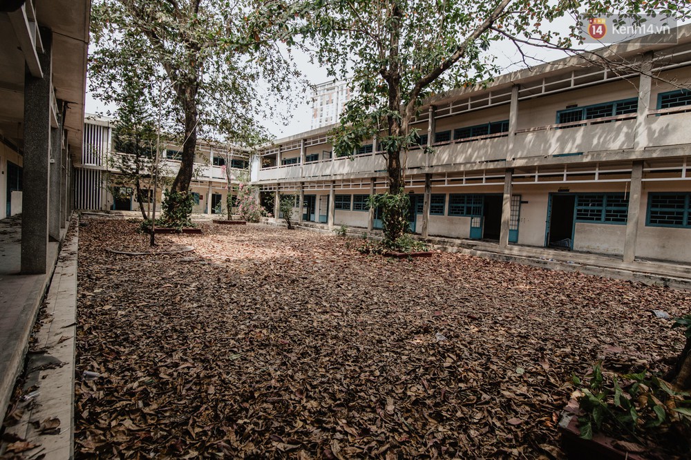 Khung cảnh rợn người bên trong trường học 40 năm tuổi bị bỏ hoang tại Sài Gòn - Ảnh 11.