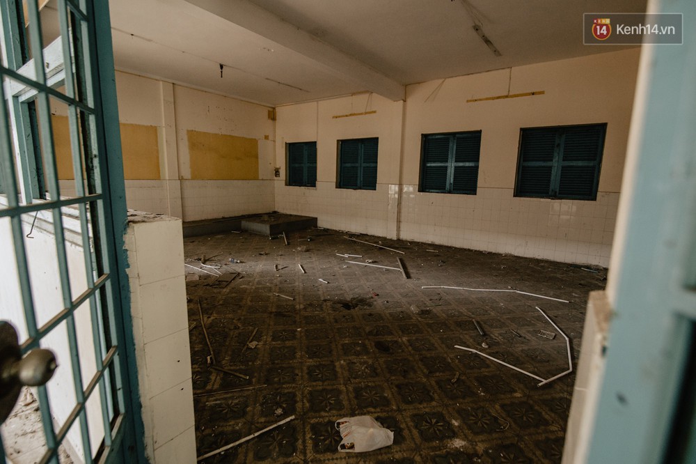Khung cảnh rợn người bên trong trường học 40 năm tuổi bị bỏ hoang tại Sài Gòn - Ảnh 13.