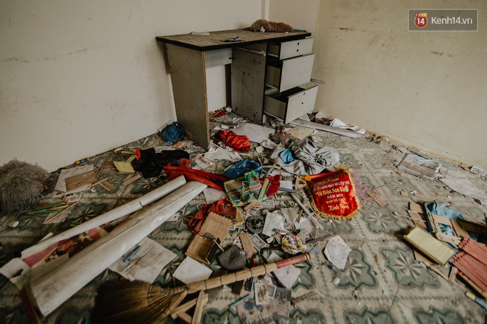 Khung cảnh rợn người bên trong trường học 40 năm tuổi bị bỏ hoang tại Sài Gòn - Ảnh 14.