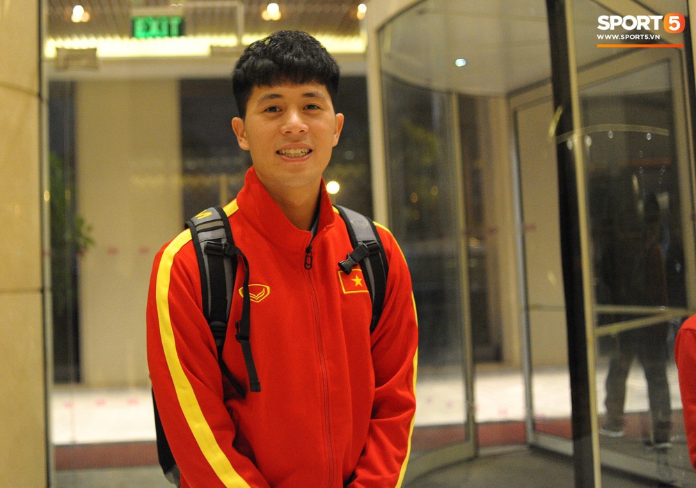 Tuyển thủ Việt Nam tươi như hoa khi trở về khách sạn sau trận thắng Thái Lan - Ảnh 1.