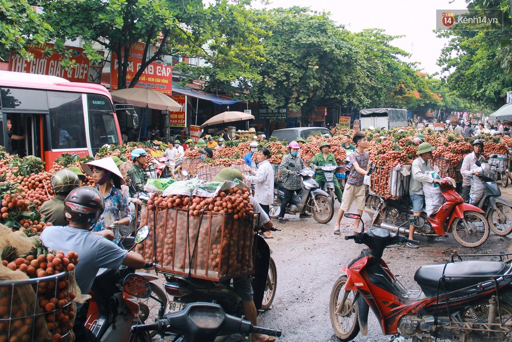 Chùm ảnh: Người dân Bắc Giang ùn ùn đi bán vải, đường phố ùn tắc hàng km - Ảnh 9.