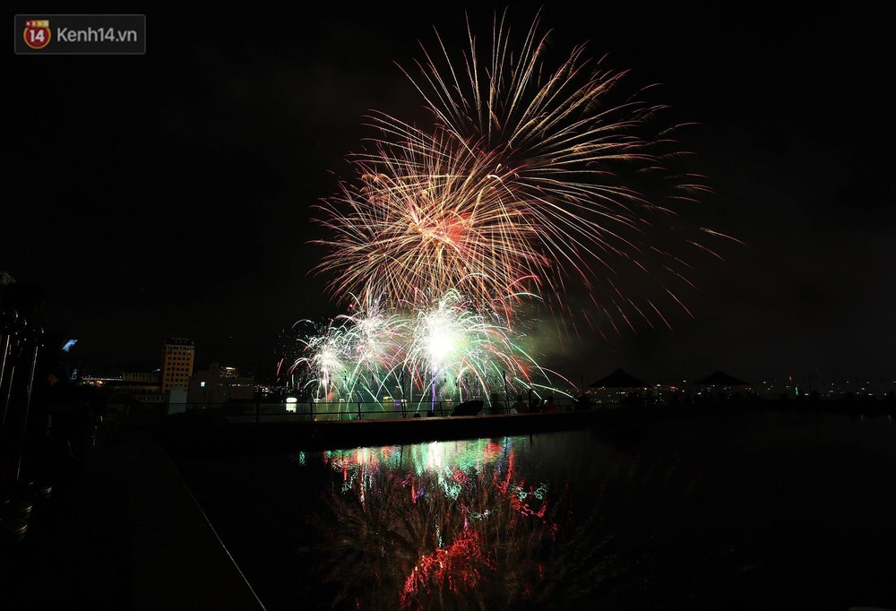 Ý và Phần Lan trình diễn vũ điệu tình yêu bằng pháo hoa trên bầu trời đổ mưa ở Đà Nẵng - Ảnh 7.