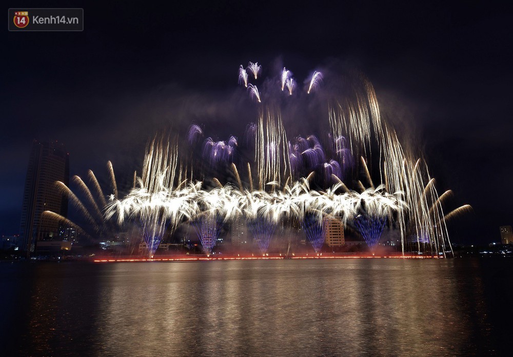 Ý và Phần Lan trình diễn vũ điệu tình yêu bằng pháo hoa trên bầu trời đổ mưa ở Đà Nẵng - Ảnh 2.
