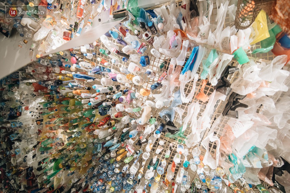 500kg rác thải treo lơ lửng trên đầu: Triển lãm ấn tượng ở Hà Nội khiến người xem ngộp thở - Ảnh 13.