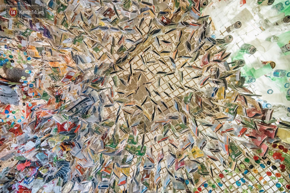 500kg rác thải treo lơ lửng trên đầu: Triển lãm ấn tượng ở Hà Nội khiến người xem ngộp thở - Ảnh 5.