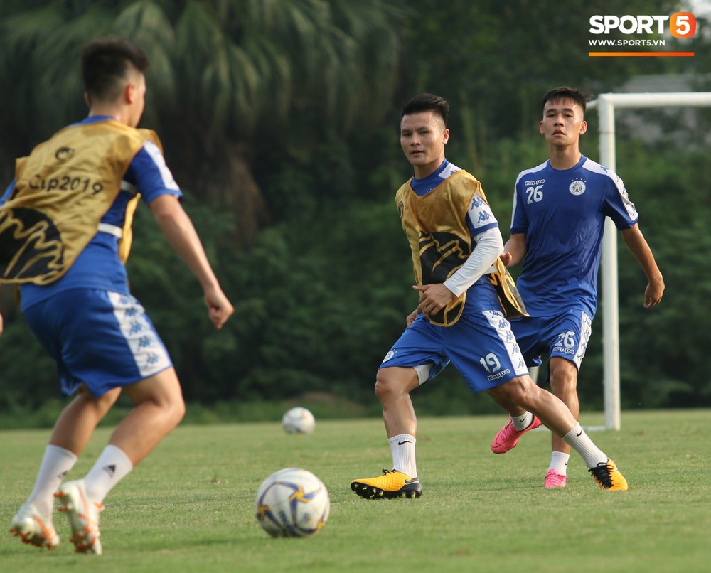 Quang Hải va chạm cực gắt với Duy Mạnh, bỏ dở buổi tập của Hà Nội FC chiều 06/08 - Ảnh 1.