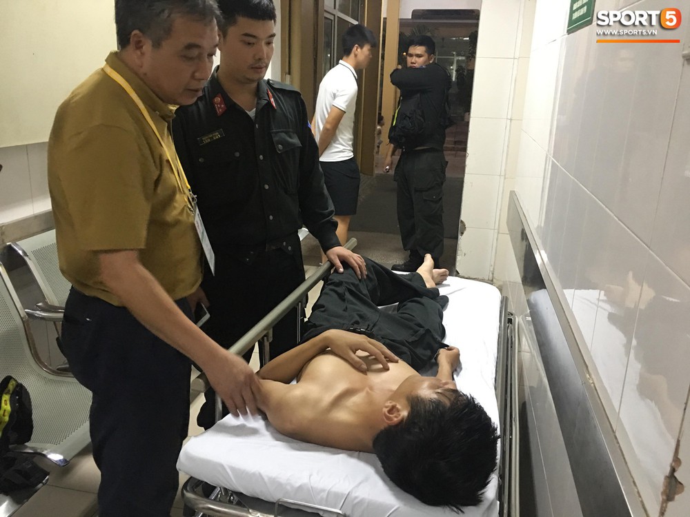 Sau fan nữ trúng pháo, 2 cảnh sát cơ động nhập viện vì xô xát ở khu vực khán đài CĐV Nam Định - Ảnh 2.