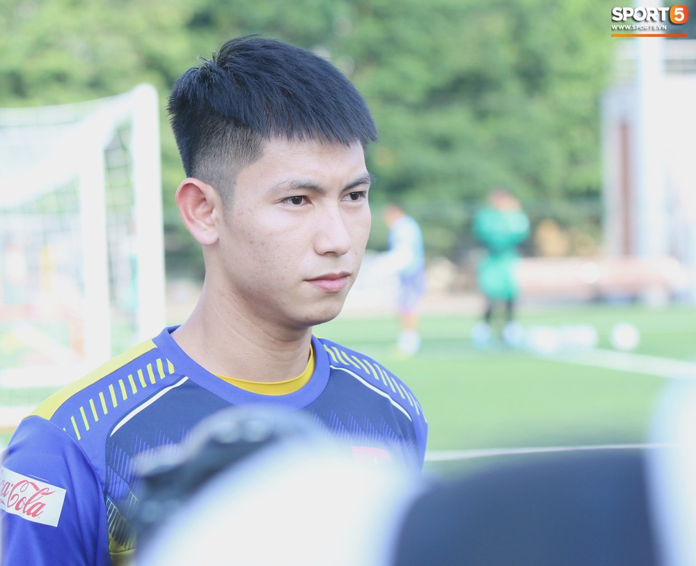 Tiền vệ Trọng Hùng (U22 Việt Nam): Tập luyện bên cạnh đội tuyển Quốc gia sẽ có thêm nhiều cảm hứng - Ảnh 4.