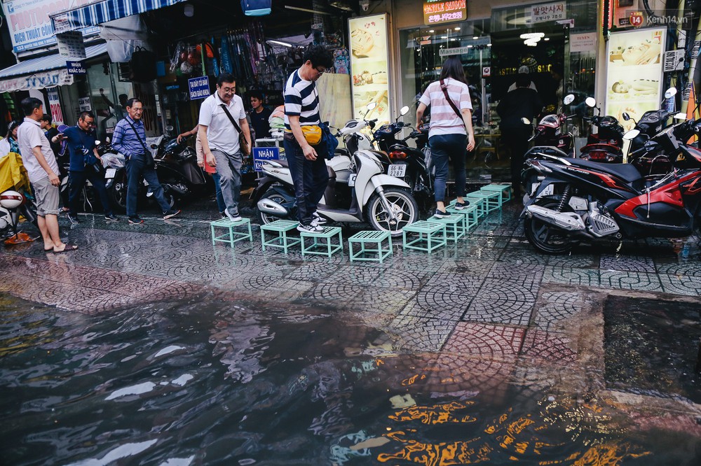 Ảnh: Trung tâm Sài Gòn ngập nước trong ngày triều cường đạt đỉnh, kẹt xe kinh hoàng khắp các ngả đường - Ảnh 8. Ảnh: Trung tâm Sài Gòn ngập nước trong ngày triều cường đạt đỉnh, kẹt xe kinh hoàng khắp các ngả đường - Ảnh 8.
