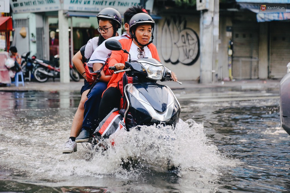Ảnh: Trung tâm Sài Gòn ngập nước trong ngày triều cường đạt đỉnh, kẹt xe kinh hoàng khắp các ngả đường - Ảnh 5. Ảnh: Trung tâm Sài Gòn ngập nước trong ngày triều cường đạt đỉnh, kẹt xe kinh hoàng khắp các ngả đường - Ảnh 5.