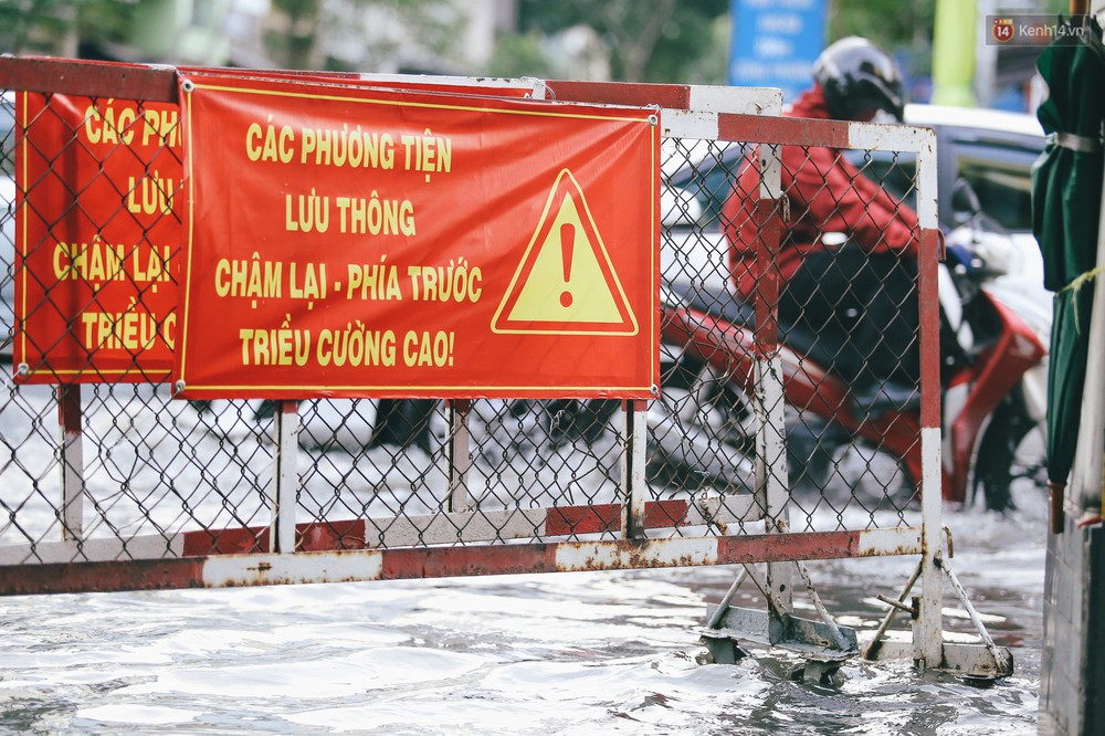 Ảnh: Trung tâm Sài Gòn ngập nước trong ngày triều cường đạt đỉnh, kẹt xe kinh hoàng khắp các ngả đường - Ảnh 6. Ảnh: Trung tâm Sài Gòn ngập nước trong ngày triều cường đạt đỉnh, kẹt xe kinh hoàng khắp các ngả đường - Ảnh 6.