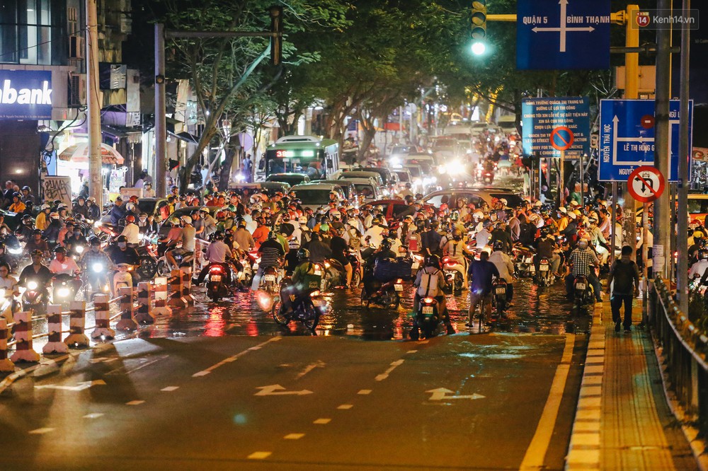 Ảnh: Trung tâm Sài Gòn ngập nước trong ngày triều cường đạt đỉnh, kẹt xe kinh hoàng khắp các ngả đường - Ảnh 12. Ảnh: Trung tâm Sài Gòn ngập nước trong ngày triều cường đạt đỉnh, kẹt xe kinh hoàng khắp các ngả đường - Ảnh 12.