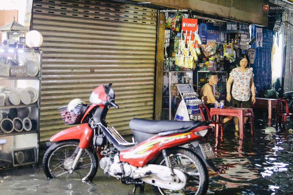 Ảnh: Trung tâm Sài Gòn ngập nước trong ngày triều cường đạt đỉnh, kẹt xe kinh hoàng khắp các ngả đường - Ảnh 15. Ảnh: Trung tâm Sài Gòn ngập nước trong ngày triều cường đạt đỉnh, kẹt xe kinh hoàng khắp các ngả đường - Ảnh 15.