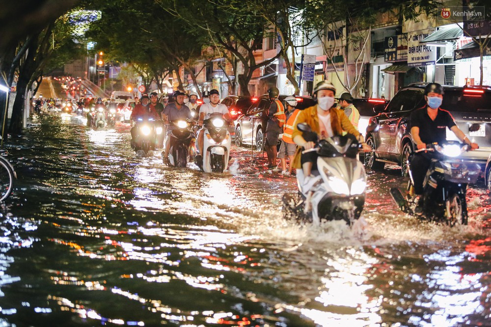 Ảnh: Trung tâm Sài Gòn ngập nước trong ngày triều cường đạt đỉnh, kẹt xe kinh hoàng khắp các ngả đường - Ảnh 11. Ảnh: Trung tâm Sài Gòn ngập nước trong ngày triều cường đạt đỉnh, kẹt xe kinh hoàng khắp các ngả đường - Ảnh 11.