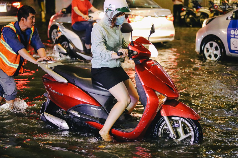 Ảnh: Trung tâm Sài Gòn ngập nước trong ngày triều cường đạt đỉnh, kẹt xe kinh hoàng khắp các ngả đường - Ảnh 10. Ảnh: Trung tâm Sài Gòn ngập nước trong ngày triều cường đạt đỉnh, kẹt xe kinh hoàng khắp các ngả đường - Ảnh 10.