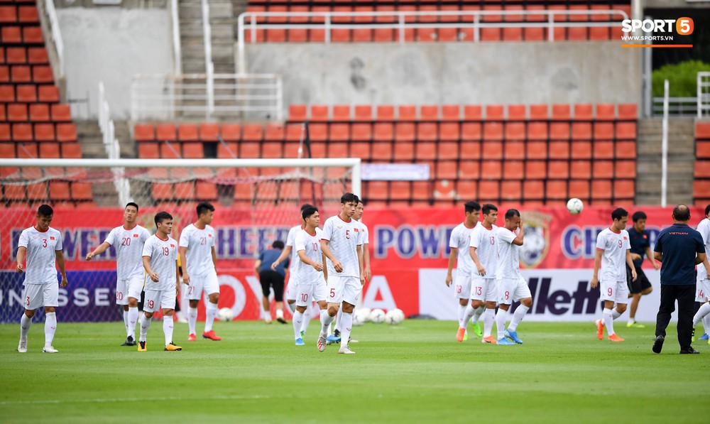 HLV Park Hang-seo tái hiện hành động cầu nguyện trước khi đối đầu tuyển Thái Lan - Ảnh 9.