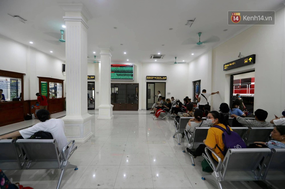 Ảnh: Người dân thủ đô ngỡ ngàng trước diện mạo mới ga Long Biên sau hơn 100 năm hoạt động - Ảnh 5. Ảnh: Người dân thủ đô ngỡ ngàng trước diện mạo mới ga Long Biên sau hơn 100 năm hoạt động - Ảnh 5.