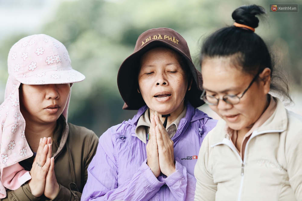Ảnh: Chi 20 triệu mua cá chép rồi đi thuyền ra giữa sông để phóng sinh, người phụ nữ Sài Gòn vẫn choáng đặc khi thấy gã thanh niên lao theo chích điện để vớt cá - Ảnh 5. Ảnh: Chi 20 triệu mua cá chép rồi đi thuyền ra giữa sông để phóng sinh, người phụ nữ Sài Gòn vẫn choáng đặc khi thấy gã thanh niên lao theo chích điện để vớt cá - Ảnh 5.