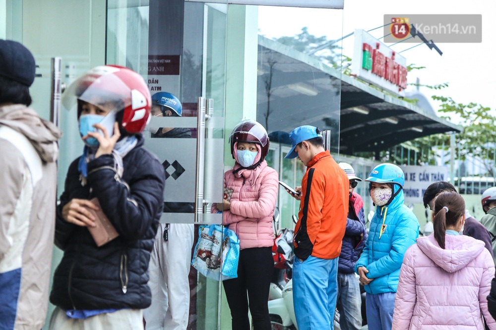 Chùm ảnh: Khổ sở rồng rắn” xếp hàng tại trạm ATM chờ rút tiền ngày cận Tết Canh Tý - Ảnh 11. Chùm ảnh: Khổ sở rồng rắn” xếp hàng tại trạm ATM chờ rút tiền ngày cận Tết Canh Tý - Ảnh 11.