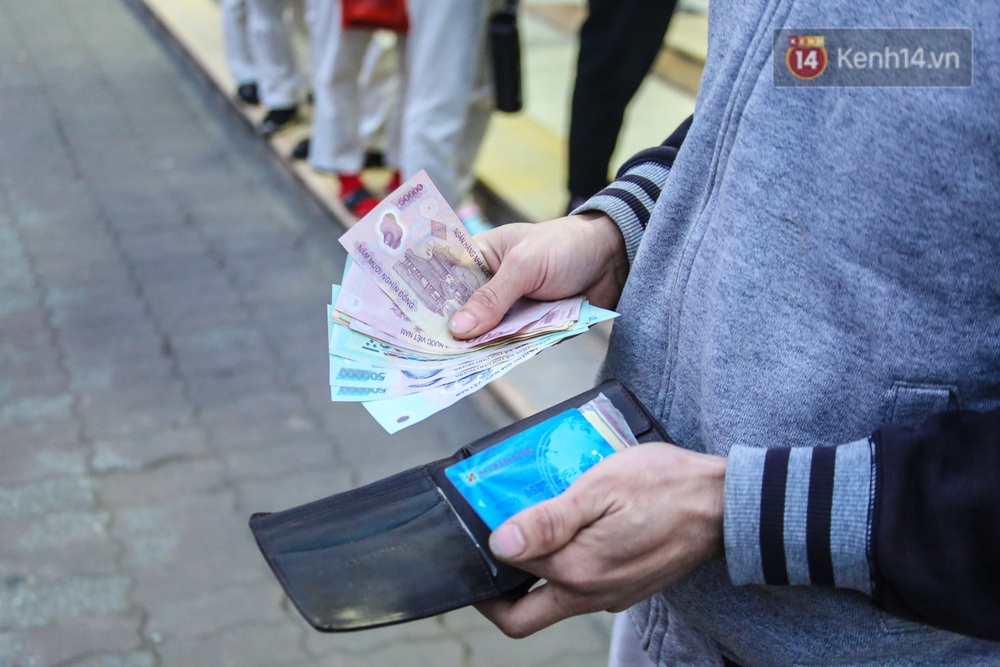 Chùm ảnh: Khổ sở rồng rắn” xếp hàng tại trạm ATM chờ rút tiền ngày cận Tết Canh Tý - Ảnh 13. Chùm ảnh: Khổ sở rồng rắn” xếp hàng tại trạm ATM chờ rút tiền ngày cận Tết Canh Tý - Ảnh 13.