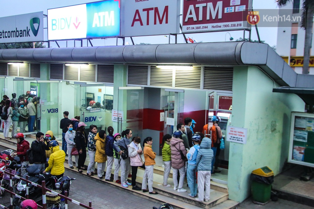 Chùm ảnh: Khổ sở rồng rắn” xếp hàng tại trạm ATM chờ rút tiền ngày cận Tết Canh Tý - Ảnh 14. Chùm ảnh: Khổ sở rồng rắn” xếp hàng tại trạm ATM chờ rút tiền ngày cận Tết Canh Tý - Ảnh 14.