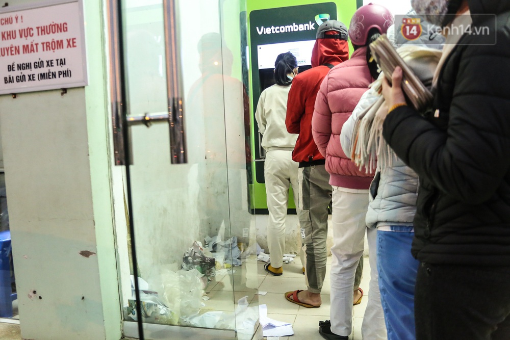 Chùm ảnh: Khổ sở rồng rắn” xếp hàng tại trạm ATM chờ rút tiền ngày cận Tết Canh Tý - Ảnh 15. Chùm ảnh: Khổ sở rồng rắn” xếp hàng tại trạm ATM chờ rút tiền ngày cận Tết Canh Tý - Ảnh 15.