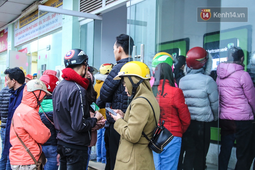 Chùm ảnh: Khổ sở rồng rắn” xếp hàng tại trạm ATM chờ rút tiền ngày cận Tết Canh Tý - Ảnh 3. Chùm ảnh: Khổ sở rồng rắn” xếp hàng tại trạm ATM chờ rút tiền ngày cận Tết Canh Tý - Ảnh 3.