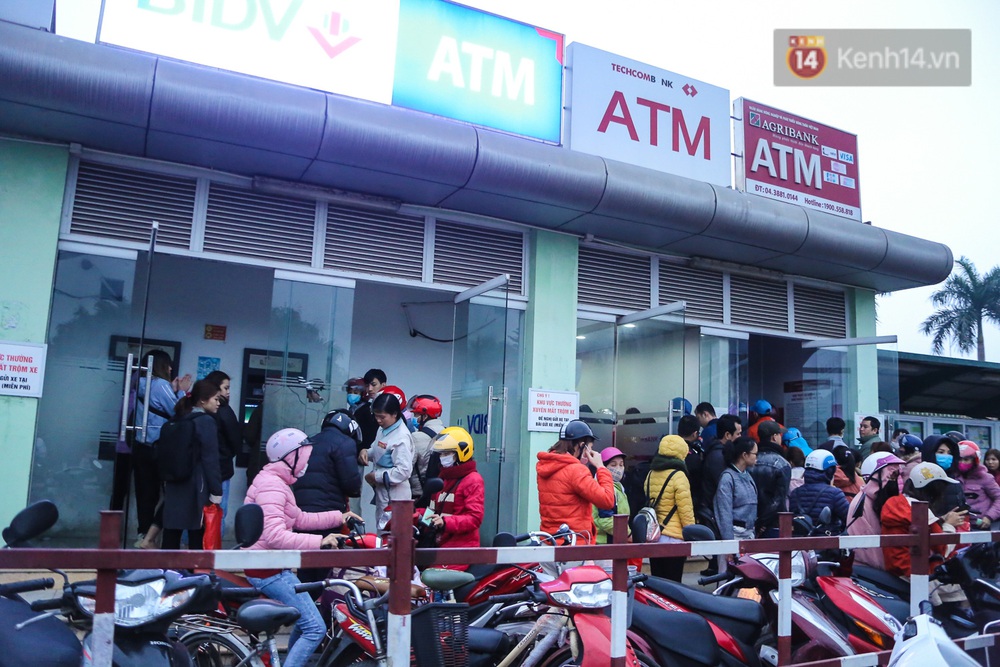 Chùm ảnh: Khổ sở rồng rắn” xếp hàng tại trạm ATM chờ rút tiền ngày cận Tết Canh Tý - Ảnh 4. Chùm ảnh: Khổ sở rồng rắn” xếp hàng tại trạm ATM chờ rút tiền ngày cận Tết Canh Tý - Ảnh 4.