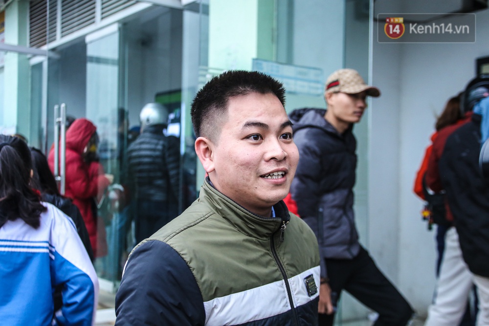 Chùm ảnh: Khổ sở rồng rắn” xếp hàng tại trạm ATM chờ rút tiền ngày cận Tết Canh Tý - Ảnh 7. Chùm ảnh: Khổ sở rồng rắn” xếp hàng tại trạm ATM chờ rút tiền ngày cận Tết Canh Tý - Ảnh 7.