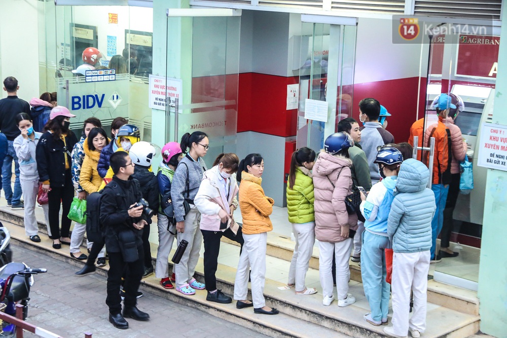 Chùm ảnh: Khổ sở rồng rắn” xếp hàng tại trạm ATM chờ rút tiền ngày cận Tết Canh Tý - Ảnh 8. Chùm ảnh: Khổ sở rồng rắn” xếp hàng tại trạm ATM chờ rút tiền ngày cận Tết Canh Tý - Ảnh 8.