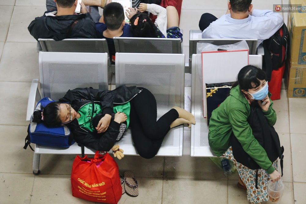 Khổ như đi xe đò về Tết: Đến bến sớm hơn 4 tiếng như đi máy bay, hàng nghìn người vật vã chờ dài cổ mới được lên xe - Ảnh 6.