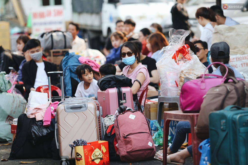 Khổ như đi xe đò về Tết: Đến bến sớm hơn 4 tiếng như đi máy bay, hàng nghìn người vật vã chờ dài cổ mới được lên xe - Ảnh 17.