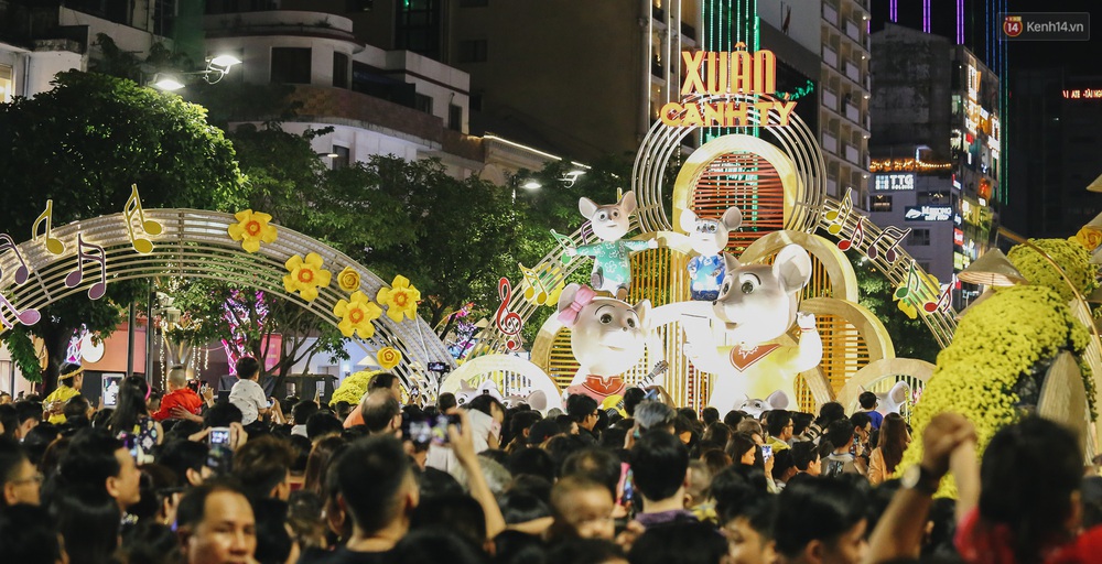 Biển người chen nhau nhúc nhích từng chút, trẻ em khóc thét trên vai bố trong đêm khai mạc đường hoa Nguyễn Huệ Tết Canh Tý 2020 - Ảnh 1. Biển người chen nhau nhúc nhích từng chút, trẻ em khóc thét trên vai bố trong đêm khai mạc đường hoa Nguyễn Huệ Tết Canh Tý 2020 - Ảnh 1.