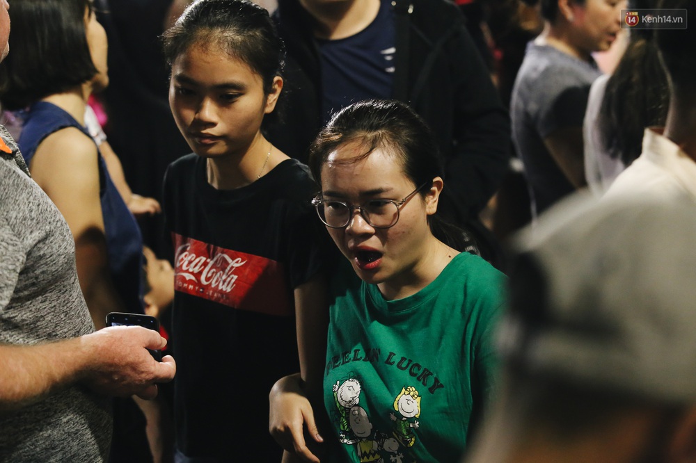 Biển người chen nhau nhúc nhích từng chút, trẻ em khóc thét trên vai bố trong đêm khai mạc đường hoa Nguyễn Huệ Tết Canh Tý 2020 - Ảnh 6. Biển người chen nhau nhúc nhích từng chút, trẻ em khóc thét trên vai bố trong đêm khai mạc đường hoa Nguyễn Huệ Tết Canh Tý 2020 - Ảnh 6.