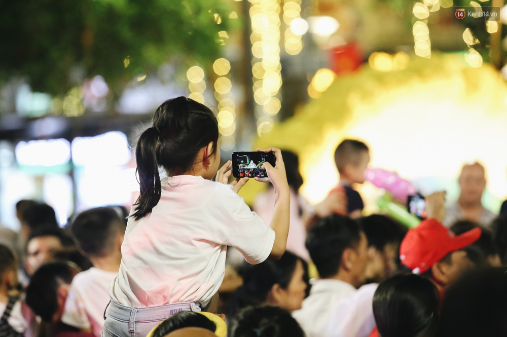 Biển người chen nhau nhúc nhích từng chút, trẻ em khóc thét trên vai bố trong đêm khai mạc đường hoa Nguyễn Huệ Tết Canh Tý 2020 - Ảnh 7. Biển người chen nhau nhúc nhích từng chút, trẻ em khóc thét trên vai bố trong đêm khai mạc đường hoa Nguyễn Huệ Tết Canh Tý 2020 - Ảnh 7.